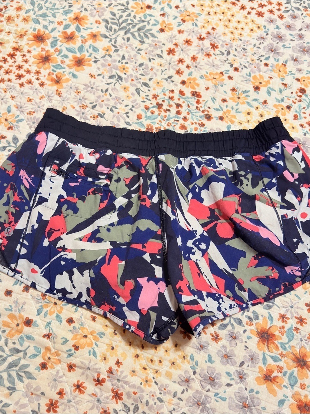 Lululemon 2016 Hotty Hot Short 2.5" Sz8 EUC - Picture 3 of 9
